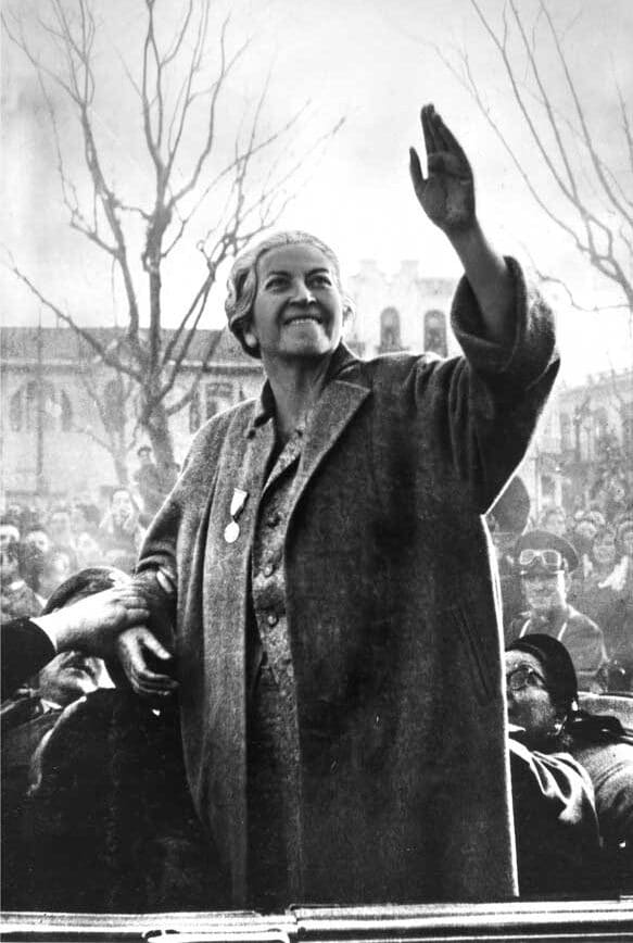 Gabriela-Mistral-llegada-a-Chile-1954-e1775857177165