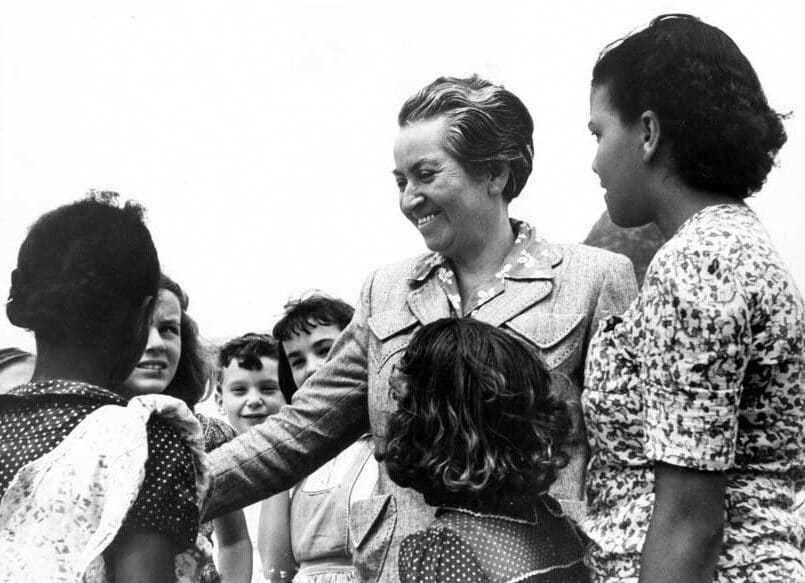 Gabriela-Mistral-junto-a-ninos-en-Rio-de-Janeiro-e1775870011776-2